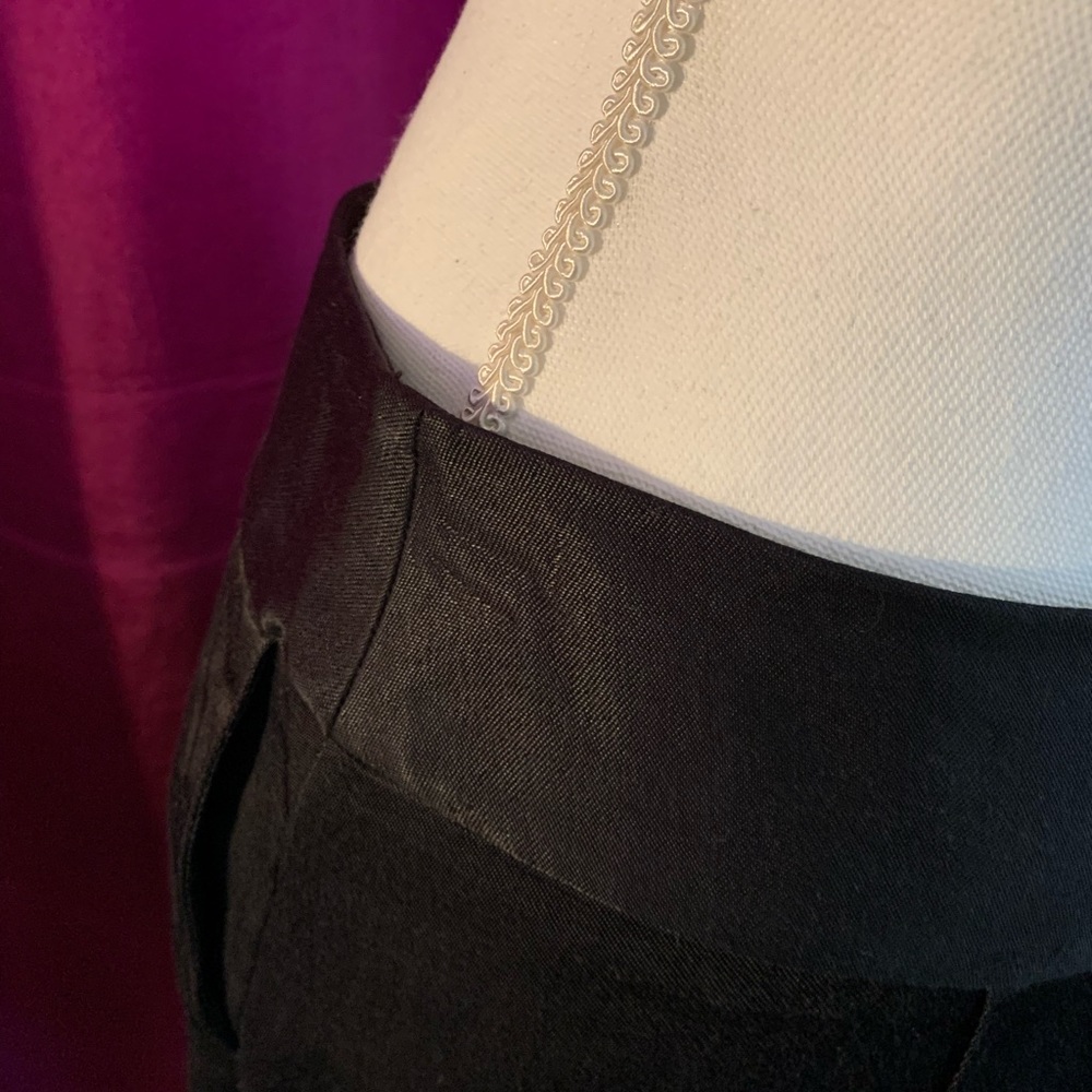 Size 6 Merona what can I say a skirt w pockets! It’s satin lined. Versatile